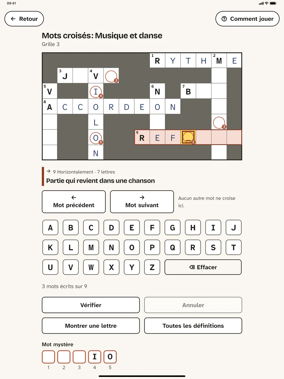 Des mots croisés sur une tablette : en haut la grille, en dessous la définition, un clavier de A à Z et les boutons « Vérifier » et « Montrer une lettre ».